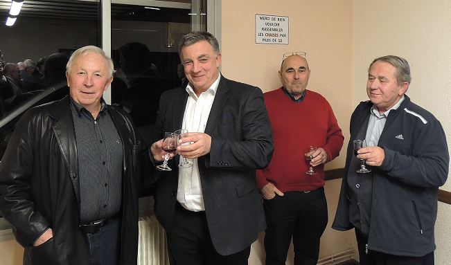 Monsieur Lenoir P&egrave;re Maire honoraire de Charmes, Didier Lenoir (Maire de Charmes, Pr&eacute;sident de la Communaut&eacute; de communes du Mirebellois), Jean-Claude Lenoir (Maire de Troch&egrave;res), Michel Grey (Maire de Ren&egrave;ve) 