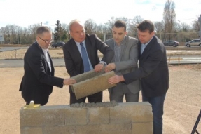 Pose de la première pierre pour l'écocité du Jardin des Maraîchers 