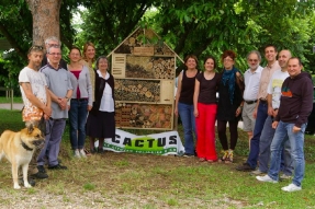 Un hôtel à insectes et un bac à culture installés par l'association CACTUS à Chagny