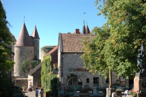 Châteauneuf, sentinelle de l'Auxois. De remparts en jardins...