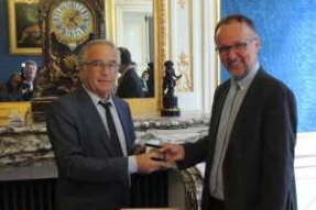 François Rebsamen signe la déclaration d'éthique pour la biosphère.