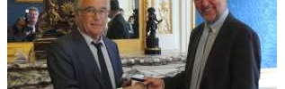 François Rebsamen signe la déclaration d'éthique pour la biosphère.