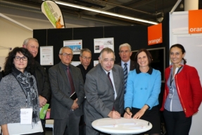 L'Association des Maires Ruraux de Côte-d'Or et Orange s'associent pour collecter et recycler les téléphones mobiles usagés.