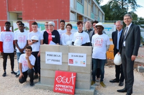 Apprentis d'Auteuil pose la première pierre des futurs locaux du Service d'Accompagnement et d'Insertion à Visée Professionnelle (SAAIVP)