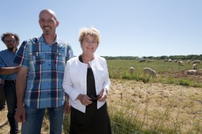 La présidente de Région rencontre des agriculteurs heureux pour évoquer les aides à la bio