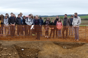Les élèves d'ArchéoVix visitent le chantier de fouille du monument funéraire de la Dame de Vix