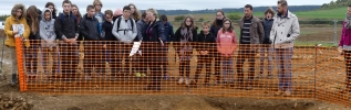 Les élèves d'ArchéoVix visitent le chantier de fouille du monument funéraire de la Dame de Vix