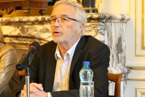 François Rebsamen ferme les marchés de Fontaine d'Ouche et du Port du Canal.