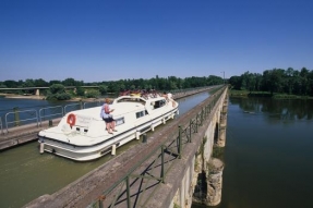 S'évader grâce au tourisme fluvial en Centre-Bourgogne