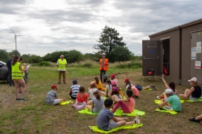 Les élèves de primaire d'Arconcey visitent un parc éolien