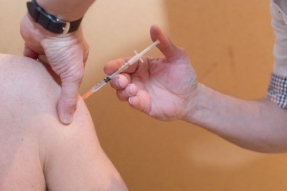 La vaccination commencera le 18 janvier pour les plus de 75 ans