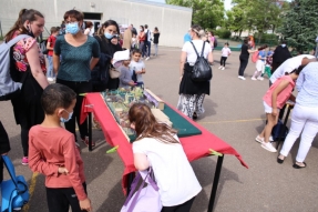 Chenôve transforme des cours bitumées en des cours végétalisées et pédagogiques.