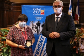 François Sauvadet remet la médaille d'honneur du Département à Léa Ferney