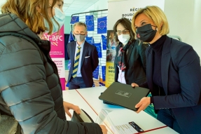 Précarité numérique : 6 000 ordinateurs prêtés aux lycéens de Bourgogne-Franche-Comté