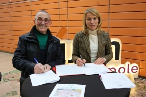 Nathalie Koenders et Christian Mathis signent la charte EcoQuartier Heudelet