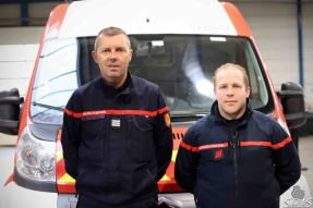 Deux sapeurs-pompiers de Côte-d'Or convoient un véhicule de secours et d'assistance aux victimes (VSAV) vers l'Ukraine