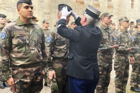 Nouveaux gendarmes et nouveau drapeau au fort de la Motte-Giron 