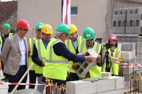 Alain Suguenot pose la première pierre de l'accueil périscolaire à Savigny-les-Beaune