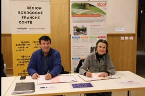 Eric Houlley signe deux contrats avec le Pays Seine-et-Tilles et la ville d'Is-sur-Tille pour un montant de 2.3 millions d'€