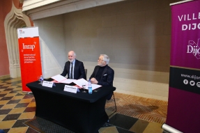 Signature de la convention cadre de partenariat culturel et scientifique entre la ville de Dijon et l’Institut national de recherches archéologiques préventives (INRAP)