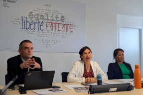 La rectrice sonne l'heure de la rentrée.