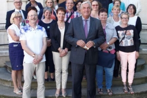 Remise par François SAUVADET aux assistants familiaux de Côte-d'Or de leurs diplômes de formation.