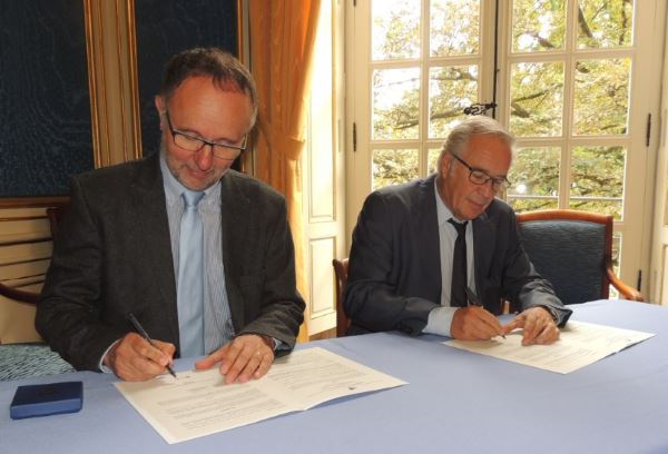 Fran&ccedil;ois Rebsamen signe la d&eacute;claration d'&eacute;thique pour la biosph&egrave;re.