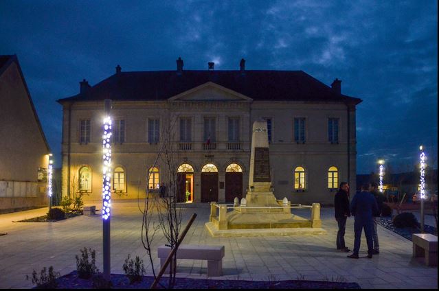 La place de la mairie d'Arc-sur-Tille fait peau neuve