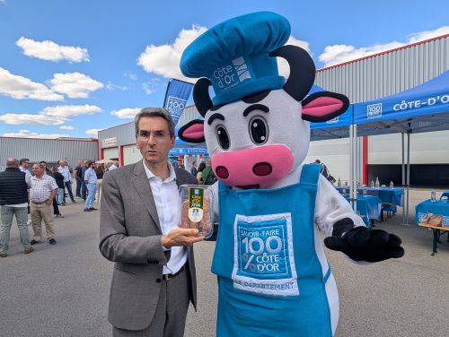 Arnaud Sabatier et la mascotte 100 % Cote-d'Or &copy;Nad&egrave;ge Hubert