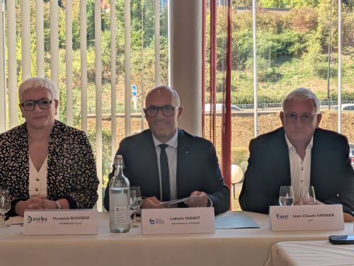 Florence Rogeboz, vice-pr&eacute;sident du D&eacute;partement du Doubs, Ludovic Fagaut, maire de Besan&ccedil;on et pr&eacute;sident de Grand Besan&ccedil;on m&eacute;tropole et Jean-Claude Grenier, pr&eacute;sident de l'AMF 25 &copy;Nad&egrave;ge Hubert