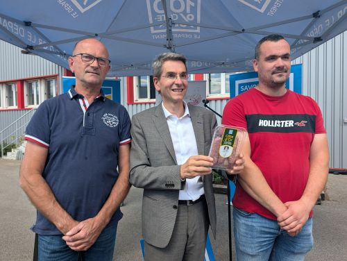 Arnaud Sabatier entour&eacute; des 2 producteurs de porcs, Nicolas Malnoury et Guillaume R&eacute;mont &copy;Nad&egrave;ge Hubert