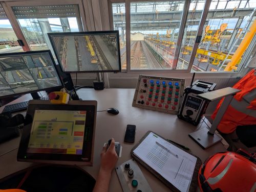 Le d&eacute;chargement des rails se fait par un portique &eacute;quip&eacute; d'aimants qu'il faut positionner au mieux &copy;Nad&egrave;ge Hubert