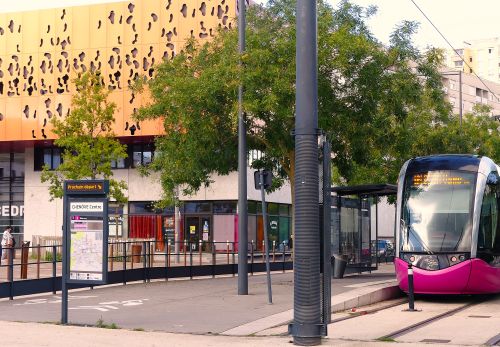 Terminus du tram devant le c&egrave;dre &copy;Marie Quiquemelle