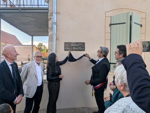 La pr&eacute;f&egrave;te Violaine D&eacute;maret et le maire Michel Quinet ont d&eacute;voil&eacute; la plaque en l'honneur de Colette et Michel Veaux &agrave; qui appartenait la r&eacute;sidence &copy;Nad&egrave;ge Hubert