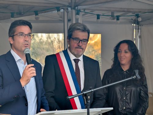Pierre Bolze, pr&eacute;sident de l'agglom&eacute;ration beaunoise aux c&ocirc;t&eacute;s de Michel Quinet, maire de Sainte-Marie-la-Blanche et de Violaine D&eacute;maret, pr&eacute;f&egrave;te de r&eacute;gion &copy;Nad&egrave;ge Hubert
