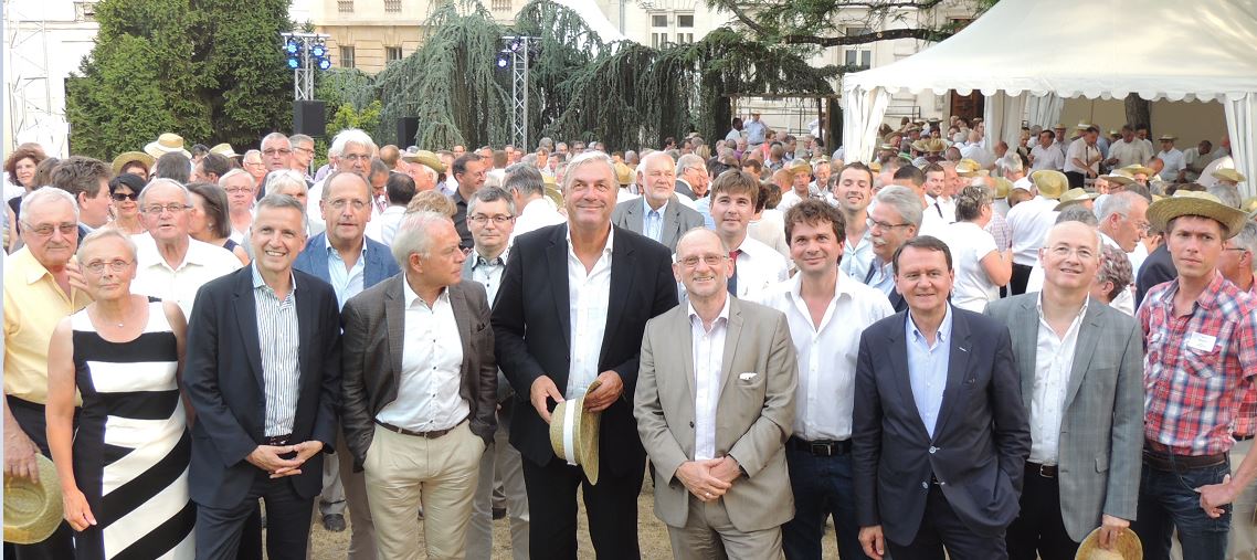 R&eacute;ception des Maires dans les jardins du Conseil D&eacute;partemental. Echo des communes