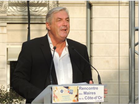 R&eacute;ception des Maires dans les jardins du Conseil D&eacute;partemental. Echo des communes