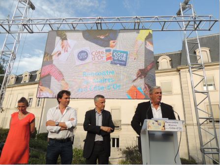 R&eacute;ception des Maires dans les jardins du Conseil D&eacute;partemental. Echo des communes