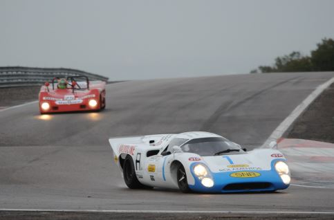 La Dijon Motorscup entre cette ann&eacute;e dans le cercle tr&egrave;s ferm&eacute; des plus grands meetings historiques internationaux. Cette journ&eacute;e de samedi en a livr&eacute; un premier aper&ccedil;u via les FIA Masters Historic, avec une vingtaine de F1 et les plus beaux Sport-Protos en action, mais aussi les plateaux tout aussi complets de la F2, de la Formule Junior, des GT et Triumph, des 100 km ou celui, plus contemporain, du Boss GP.