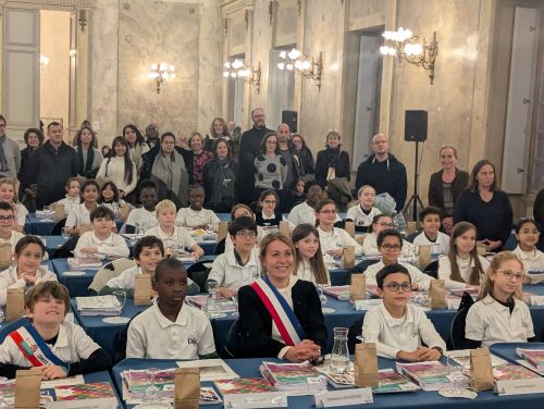 La maire pose au milieu des jeunes &eacute;lus &copy;Nad&egrave;ge Hubert