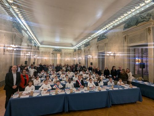 La maire pose au milieu des jeunes &eacute;lus &copy;Nad&egrave;ge Hubert