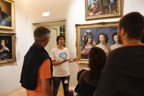 Un chercheur pr&eacute;sente son travail &agrave; la lumi&egrave;re d'une oeuvre d'art &copy;Vincent Arbelet