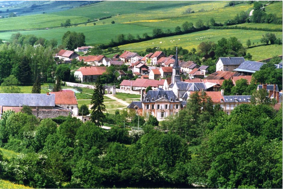 Le village de Grosbois-en-Montagne vu de loin &copy;Andr&eacute; Beuchot